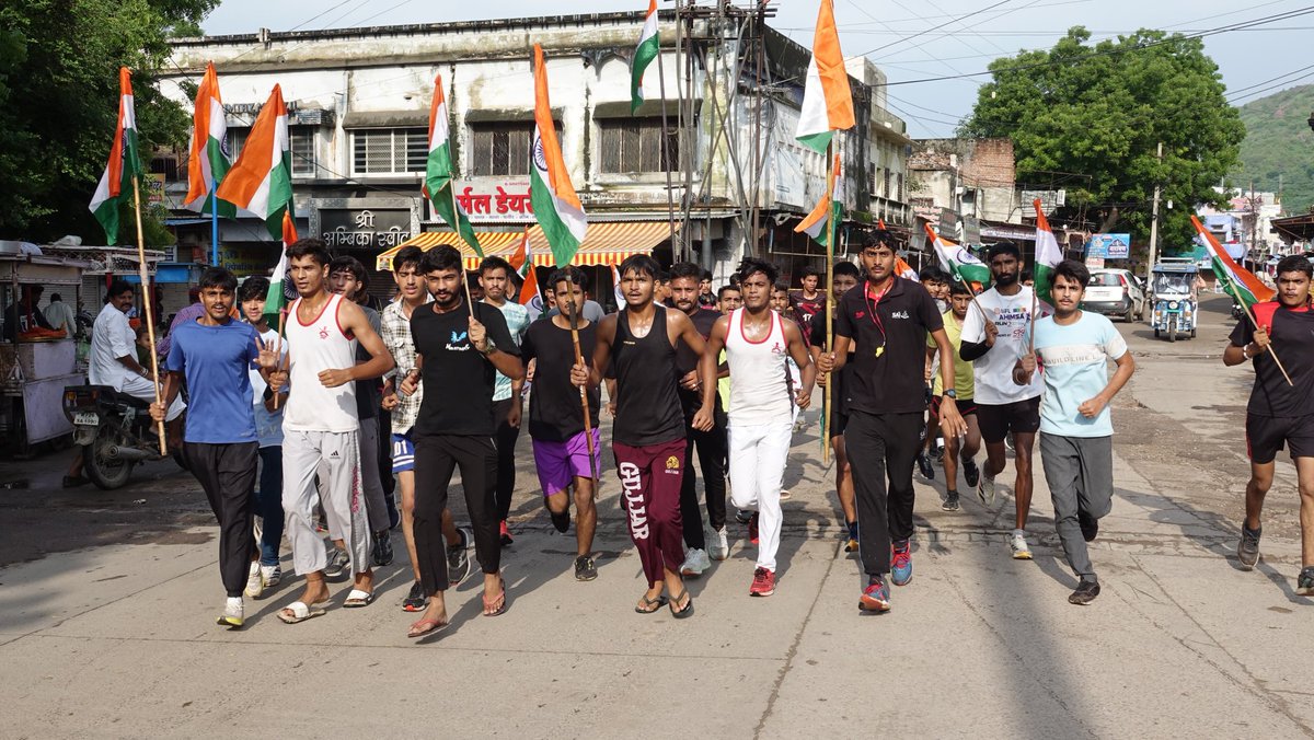 raj11dadhich's tweet photo. *जिला कलक्टर ने तिरंगा मैराथन को हरी झंडी दिखाकर किया रवाना* 

बूंदी, 13 अगस्त। हर घर तिरंगा अभियान के तहत मंगलवार को तिरंगा मैराथन का आयोजन हुआ। 
जिला कलक्टर अक्षय गोदारा ने  तिरंगा मैराथन को हरी झंडी दिखाकर रवाना किया। इस दौरान जिला पुलिस अधीक्षक हनुमान प्रसाद भी मौजूद रहे। https://t.co/8gn3ZnOQww