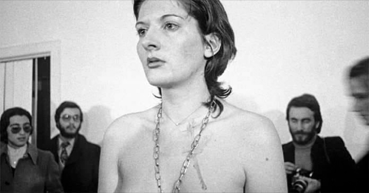 Эксперимент
В 1970-х годах сербская художница Марина Абрамович провела эксперимент: она неподвижно стояла в одном из выставочных центров, а рядом с ней лежали разнообразные предметы — от молотка с пистолетом до акварельных красок. При этом людям разрешалось взять любой из этих