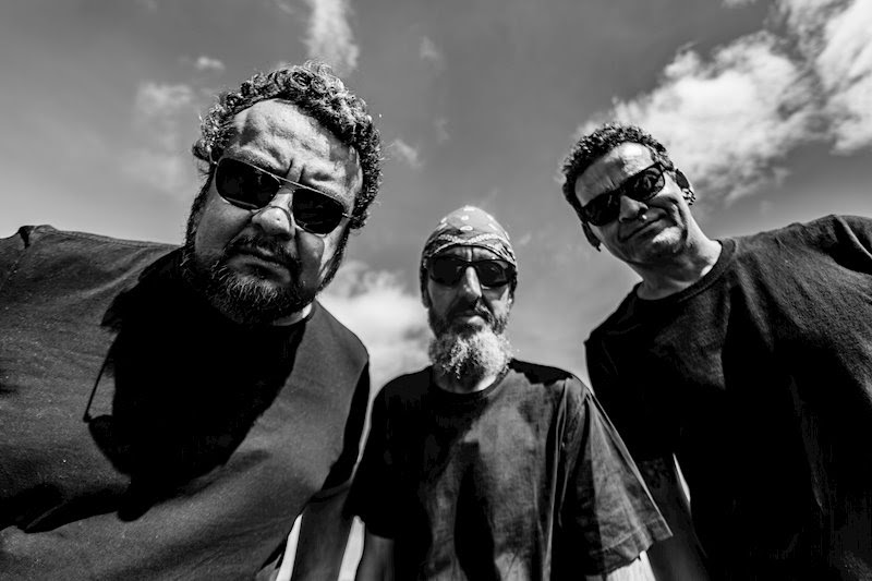 🌍 What makes <a href="/lossband/">lossband</a> stand out? Their seamless fusion of Baião—a rhythmic Brazilian tradition—into their rock sound. Tracks like 'The Mirror' transform from power ballads to hard-hitting rock effortlessly. 🇧🇷🎵 
ramzine.co.uk/reviews/loss-d… | RAMzine
#Rock #NewMusic #WorldMusic