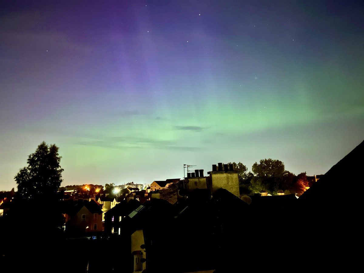 TheDailyScrum's tweet photo. The Aurora over Baillieston last night.  Good to catch it this early.  Not as strong as the last one but good to see it. https://t.co/shjBm4C6ew