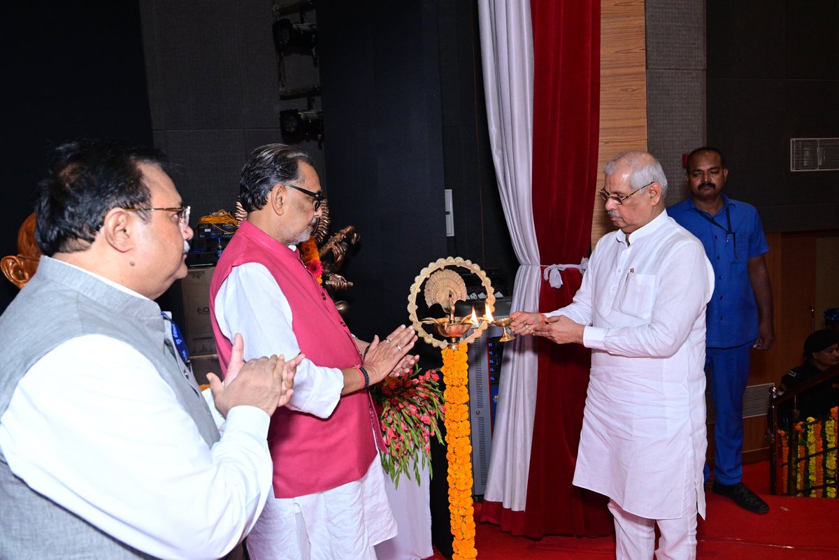 GovernorBihar's tweet photo. माननीय राज्यपाल श्री राजेन्द्र विश्वनाथ आर्लेकर ने महात्मा गाँधी केन्द्रीय विश्वविद्यालय, मोतिहारी के दीक्षारंभ कार्यक्रम के अवसर पर उपस्थित छात्र-छात्राओं को संबोधित करते हुए कहा कि महात्मा गाँधी ने ग्राम स्वराज्य और देश की स्वतंत्रता का सपना देखा और उन्होंने इन्हें पूरा करने के लिए आम जनता को सहभागी बनाया। उन्होंने हाथ में नमक लेकर कानून तोड़ने और चरखा चलाने जैसे कार्यक्रमों में लोगों को शामिल कर इन्हें आजादी प्राप्त करने का हथियार बनाया।
राज्यपाल ने कहा कि हमारे युवाओं को वर्ष 2047 तक भारत को विकसित राष्ट्र बनाने में सहभागी बनना चाहिए। उन्हें नौकरी की तलाश करने के बजाए रोजगार का सृजन करनेवाला बनना चाहिए। राष्ट्रीय शिक्षा नीति, 2020 विद्यार्थियों को इस हेतु सक्षम बनाने में उपयोगी है।