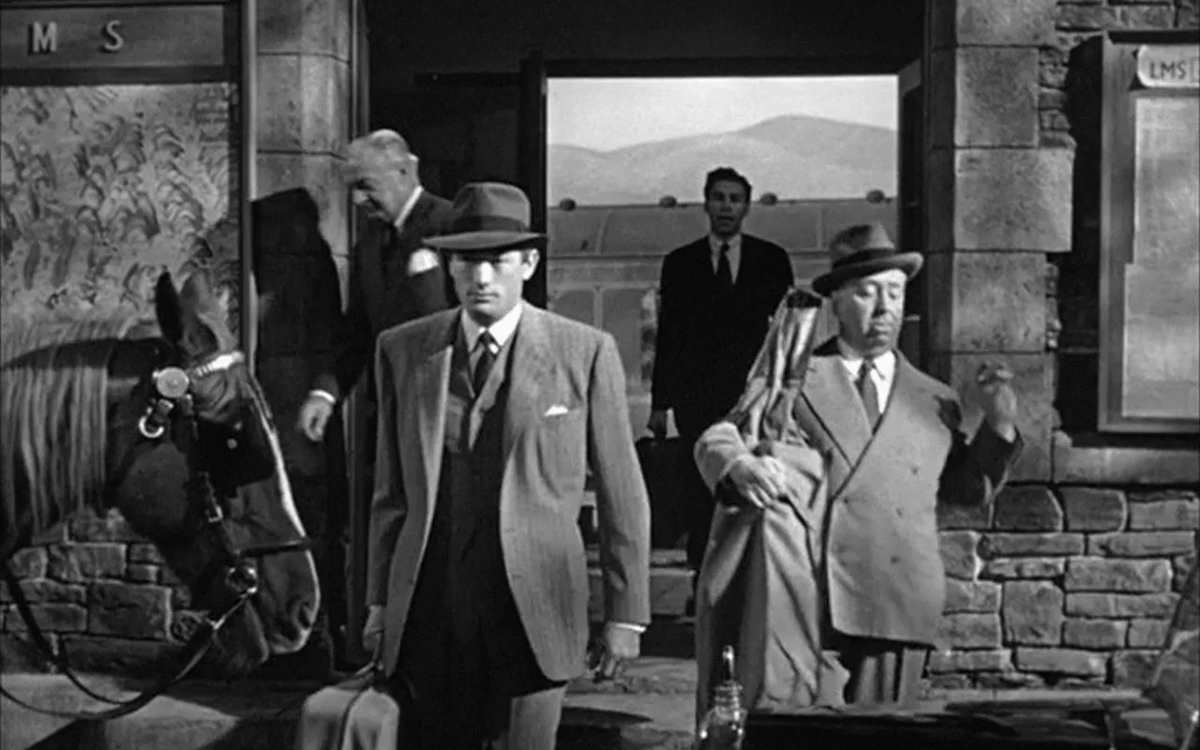 Filmin's tweet photo. Hoy se cumplen 125 años del nacimiento de maestro del suspense. Un director que tenía una cierta tendencia en aparecer en sus propias cintas.

A ver si adivináis en que película podemos encontrar a Hitchcock: https://t.co/jIStGHb6P5