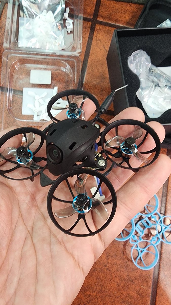 kmnn16's tweet photo. ブラック仕様に変更注文有り!
Air65と共通フレームみたい
少しだけ軽くなったのと…
他メーカーのモーターが
ストレスなく付けられる
アダプターが入ってた!
#Meteor65
#betafpv
#カモシー工房 https://t.co/axdrwBEQFK