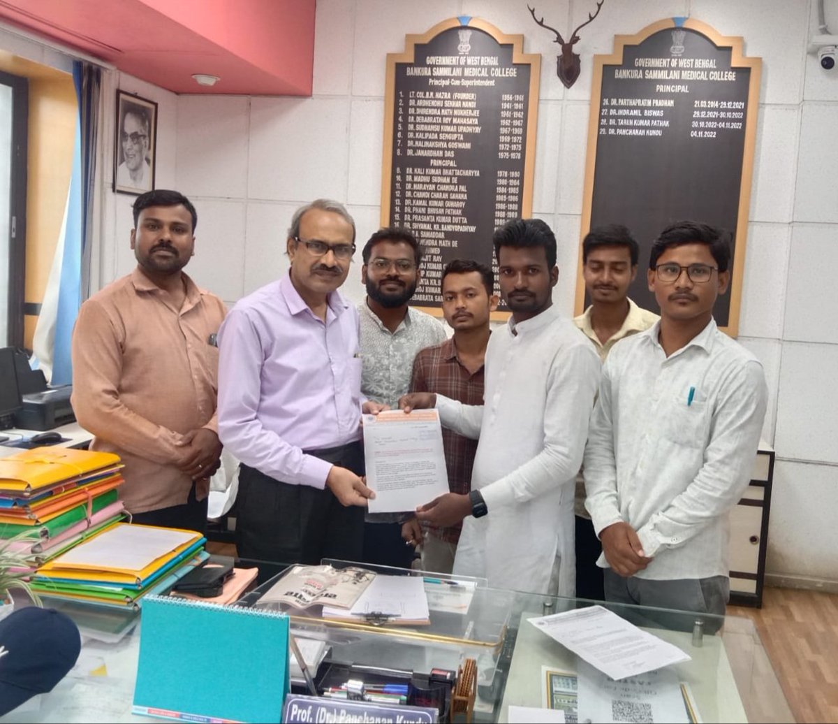 UtpalBrmn's tweet photo. ABVP পক্ষ থেকে বাঁকুড়া সম্মিলনী মেডিক্যাল কলেজের মাননীয় অধ্যক্ষ মহাশয়ের কাছে RG Kar মেডিক্যাল কলেজের স্নাতকোত্তর দ্বিতীয় বর্ষের ছাত্রীর অমানবিক হত্যার CBI তদন্ত, অপরাধীদের সর্বোচ্চ শাস্তি ও মেডিক্যাল কলেজে মহিলা সুরক্ষা সুনিশ্চিত করাসহ ১৭দফা দাবি নিয়ে ডেপুটেশন দেওয়া হল। https://t.co/VNU05xR6Vk