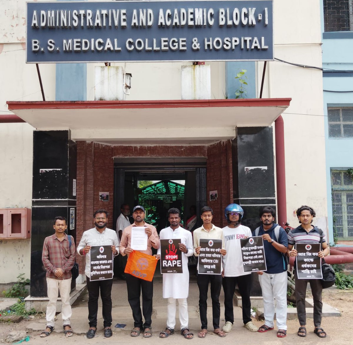 UtpalBrmn's tweet photo. ABVP পক্ষ থেকে বাঁকুড়া সম্মিলনী মেডিক্যাল কলেজের মাননীয় অধ্যক্ষ মহাশয়ের কাছে RG Kar মেডিক্যাল কলেজের স্নাতকোত্তর দ্বিতীয় বর্ষের ছাত্রীর অমানবিক হত্যার CBI তদন্ত, অপরাধীদের সর্বোচ্চ শাস্তি ও মেডিক্যাল কলেজে মহিলা সুরক্ষা সুনিশ্চিত করাসহ ১৭দফা দাবি নিয়ে ডেপুটেশন দেওয়া হল। https://t.co/VNU05xR6Vk