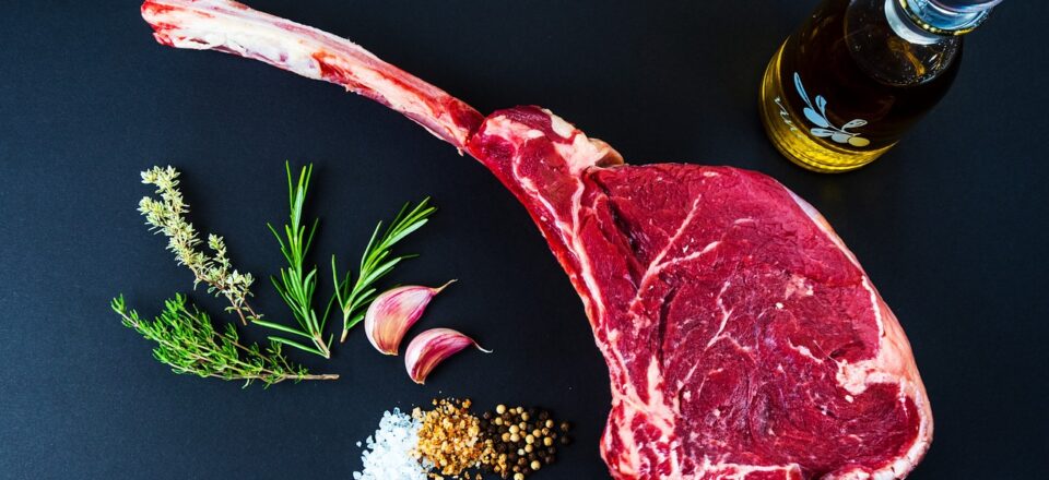 SostenCarni's tweet image. 🔎 Che ruolo ha il #grasso nella #carne?
⚖️ I #grassi svolgono importanti funzioni per il nostro organismo: danno energia, forniscono #Vitamine liposolubili (ADEK) e #acidigrassi essenziali e forniscono sapore alle #carni.
carnisostenibili.it/limportanza-de…