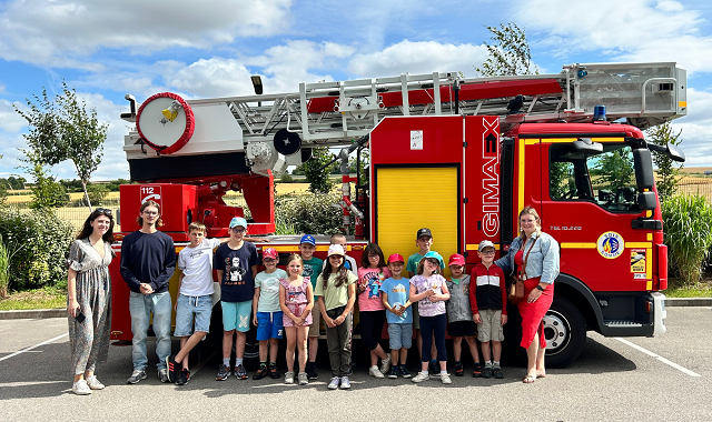 Somme_fr's tweet photo. [#Enfance] Immersion chez les #pompiers ! 🧑‍🚒

🚒 17 enfants issus de l’Aide sociale à l’enfance ont été accueillis à la caserne de Fouilloy avec jeux, ateliers, initiation aux premiers secours, visite des véhicules...

✅ Une journée organisée par le @sdis80 et le Département. https://t.co/sWwcR5CXMk