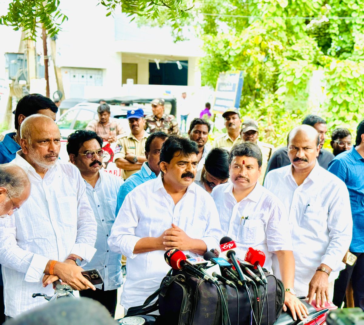 Velampalli Srinivasa Rao (@velampallisr) on Twitter photo జోగి రమేష్ గారిని రాజకీయంగా ఎదురుకోలేక తన కుమారుడు జోగి రాజీవ్ పై టిడిపి ప్రభుత్వం అక్రమ కేసును పెట్టి అరెస్ట్ చేసారు
ఈ ఘటన పై జోగి రమేష్ గారిని ACB కార్యాలయం వద్ద కలిసి పరామర్శించడం జరిగింది
ఎన్ని అక్రమ కేసులు పెట్టిన మేము ఎదురుకుంటూనే ఉంటాం
<a href="/JaiTDP/">Telugu Desam Party</a> <a href="/YSRCParty/">YSR Congress Party</a> జోగి రమేష్ గారిని రాజకీయంగా ఎదురుకోలేక తన కుమారుడు జోగి రాజీవ్ పై టిడిపి ప్రభుత్వం అక్రమ కేసును పెట్టి అరెస్ట్ చేసారు
ఈ ఘటన పై జోగి రమేష్ గారిని ACB కార్యాలయం వద్ద కలిసి పరామర్శించడం జరిగింది
ఎన్ని అక్రమ కేసులు పెట్టిన మేము ఎదురుకుంటూనే ఉంటాం
<a href="/JaiTDP/">Telugu Desam Party</a> <a href="/YSRCParty/">YSR Congress Party</a>
