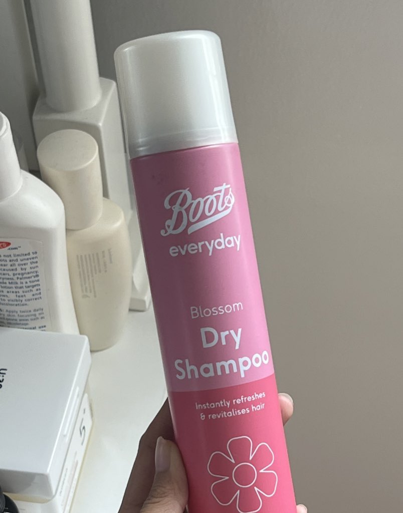itfeelstory's tweet photo. ทุกคนต้องฟัง สิ่งนี้ถูกและดีมากกก สเปรย์ dry shampoo ของ bootsดีม้ากกก ผมมันหายวับไปกับตา ผมหอมมมละไม่เป็นผง แค่ฉีดๆ แล้วล���บๆ หวีผมหน่อย กลับมาสวย ไม่สระผม 5 วันก็ยังรอด😂 https://t.co/2I0PfbhzyO