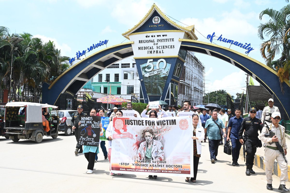 RDARIMS2024's tweet photo. Team RDA carried out a mass protest rally in collabration with@RIMSU at Imphal#Regional college of medical science#AgainstRape&amp;Murder of doctor on duty#Justice for Victim# @RGKarMCH @rgkaincident @FordaIndia @RGKarMedicalCollegeHospital @IMAIndiaOrg https://t.co/uRSQcCkEZa
