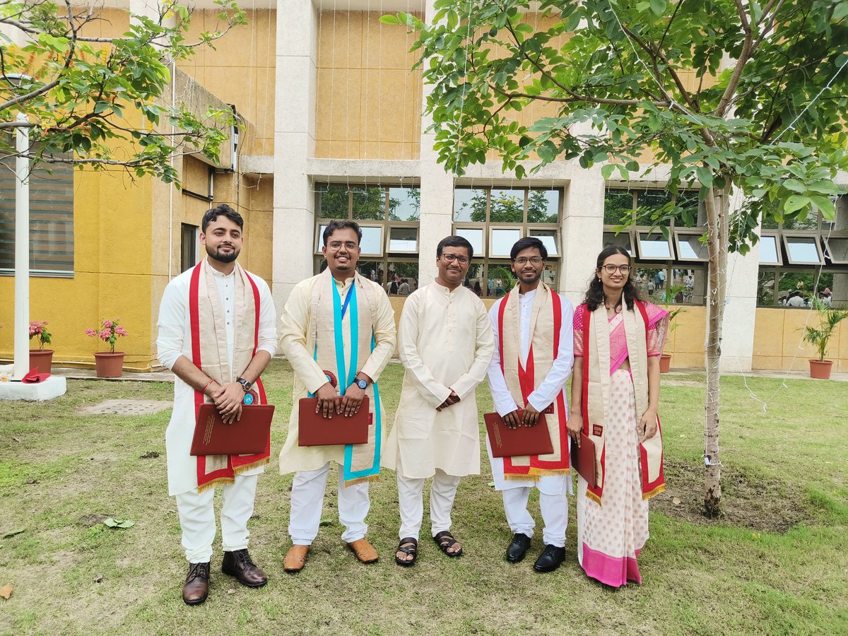 OSML5's tweet image. Congratulations to our recent graduates, Dr. Ravi Kumar, Dr. Sanajit Kumar Mandal, Dr. Ritu Bhardwaj and Sumit Nag, who received their degrees at the 11th convocation of IISER Bhopal.