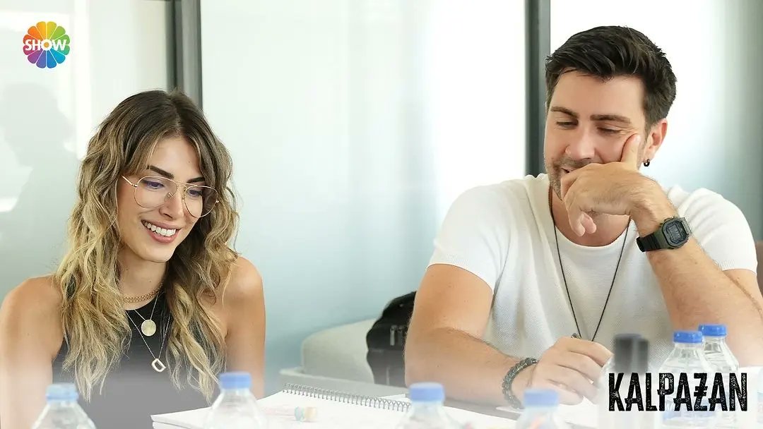 birsenaltuntas1's tweet photo. 📌#Kalpazan dizisinin okuma provasından ilk kareler yayınlandı. #O3Medya imzalı dizide #TimuçinEsen #ÇağlarErtuğrul #DenizBaysal ve #ŞükranOvalı başlıca rolleri paylaşıyor. #DenizBaysal dizi için saç imajını yeniledi.
📌 #MehmetAdaÖztekin'in yönettiği dizi sete çıkıyor. https://t.co/uqR7s64f1O
