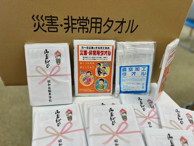 Showa_DS's tweet photo. 日頃の備え再確認【災害・非常用タオル】 ⇒ https://t.co/oJ1fqDhv10…  　真空加工が施された災害・非常用タオルを沢山、常備しています。
薄いので、かさばりません。 
この真空加工タオル、高齢者のお客様が講習するお部屋の棚に保管されています。 
#災害非常用タオル #真空加工 https://t.co/yWxSIxFHLL