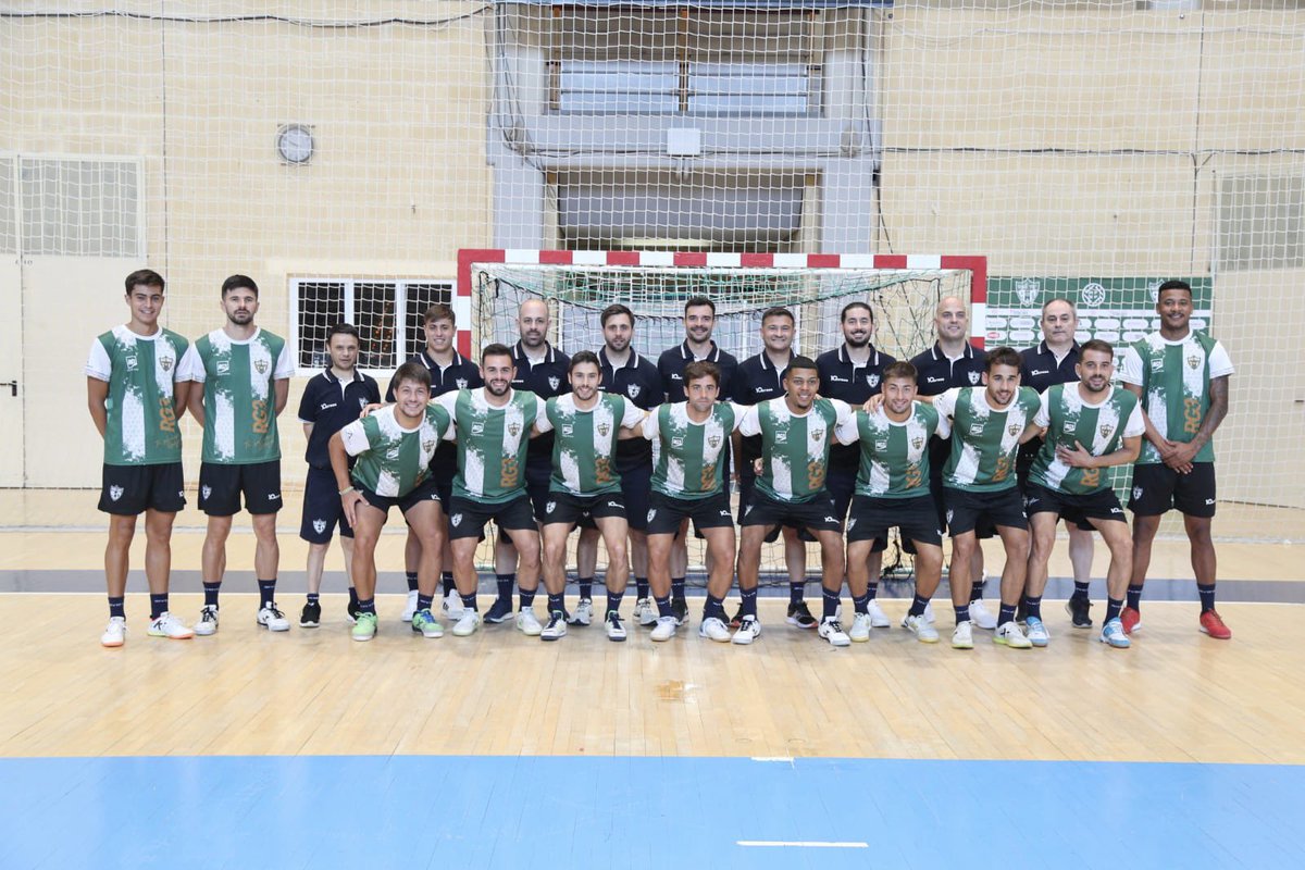 CordobaFutsal's tweet photo. ⚽️ ¡Vuelta a Vista Alegre! Nuestra primera plantilla ha retornado en la matinal del martes a pista. Primera sesión de trabajo con balón para los chicos de @emasantoro.
#PrimeraDivisionFS #CordobaPatrimonio https://t.co/RyXk5Lpbua