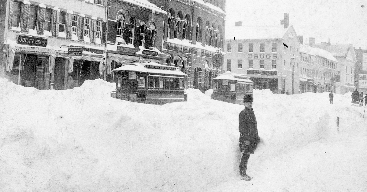 MonParanormal's tweet photo. El #Dimarts13 de 1888: A Nova York, va començar una de les tempestes de neu més devastadores de la història de USA, amb acumulacions de neu de fins a 55 centímetres a la ciutat i ventades de més de 72 km/h, paralitzant completament la ciutat​. Coneguda com LA GRAN TEMPESTA ❄️ https://t.co/ibLmu1Wy8P