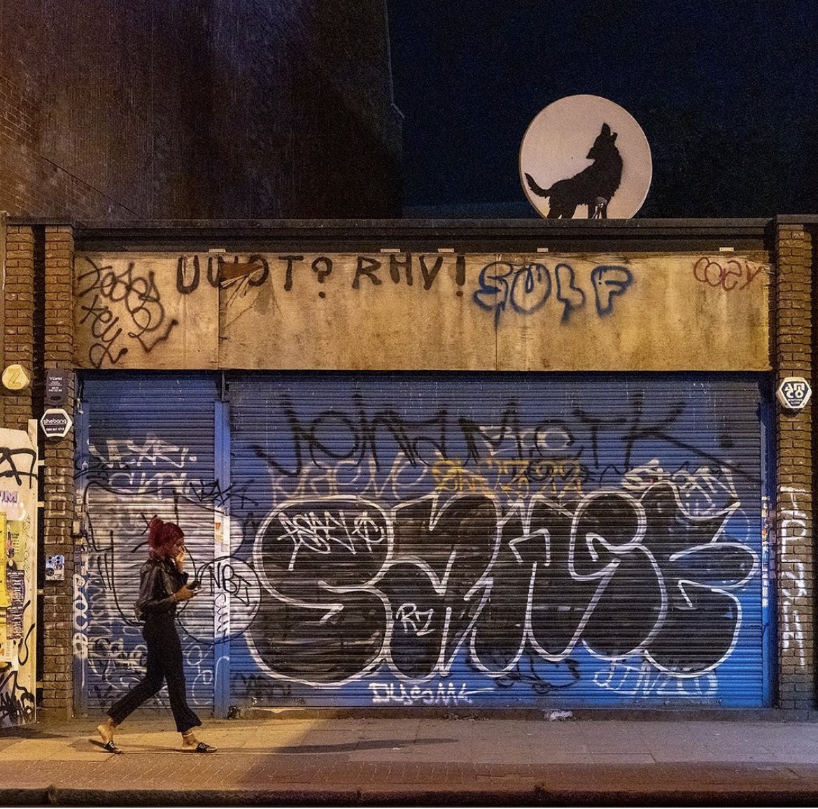 demirbey's tweet photo. Banksy abimiz yardıra yardıra boyuyor bu ara. Mesaili iş gibi takılıyor adeta. 
Bu işini ise ayrı bi sevdim https://t.co/DAkzsPXuDN