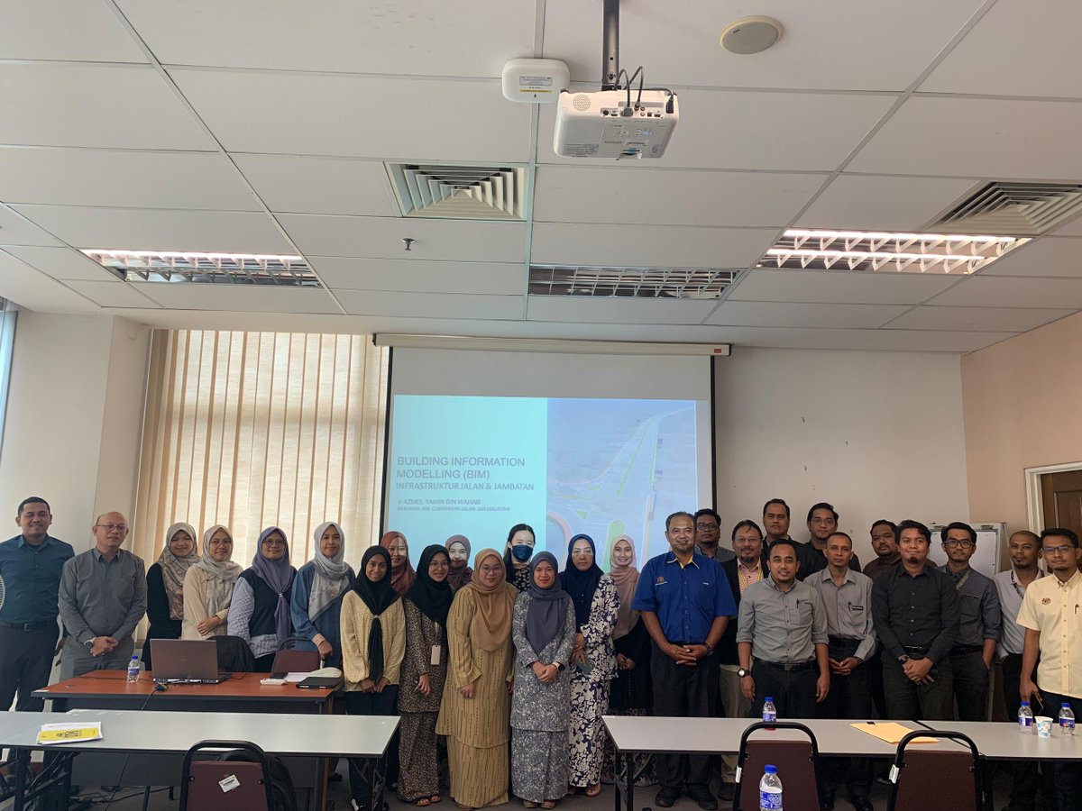 bimcj_jkr's tweet photo. 13 Ogos 2024  

Kursus BIM : Asas Pengurusan Jalan &amp; Jambatan Siri 2/2024 telah dianjurkan di Bilik Tacca, Tingkat 18 Menara PJD. Kursus ini merupakan kursus wajib bagi setiap kompetensi BIM disiplin Jalan. Kursus ini telah dikendalikan oleh Ir. Azmel &amp; En. Azrol Azmir https://t.co/aTmyeNY31E