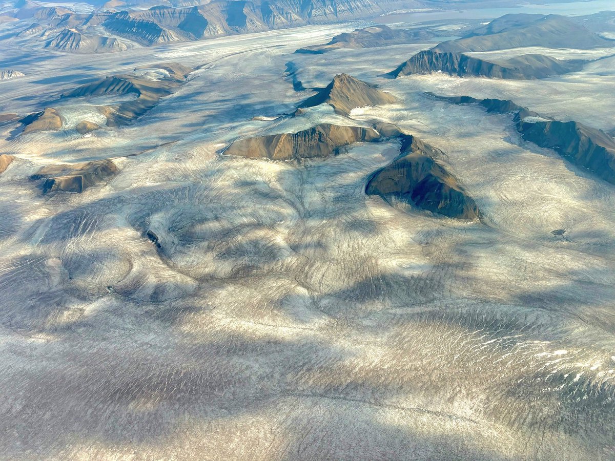 DESOLATION... 😭

As Svalbard climatology is reshaped by hitting >20°C two days in a row (2 degrees more than previous record!) this is what ice caps of the archipelago look like yesterday 
Endless bare ice!
Not a single accumulation zone left 🔥 

Pic <a href="/arwynedwards/">Arwyn Edwards</a>
