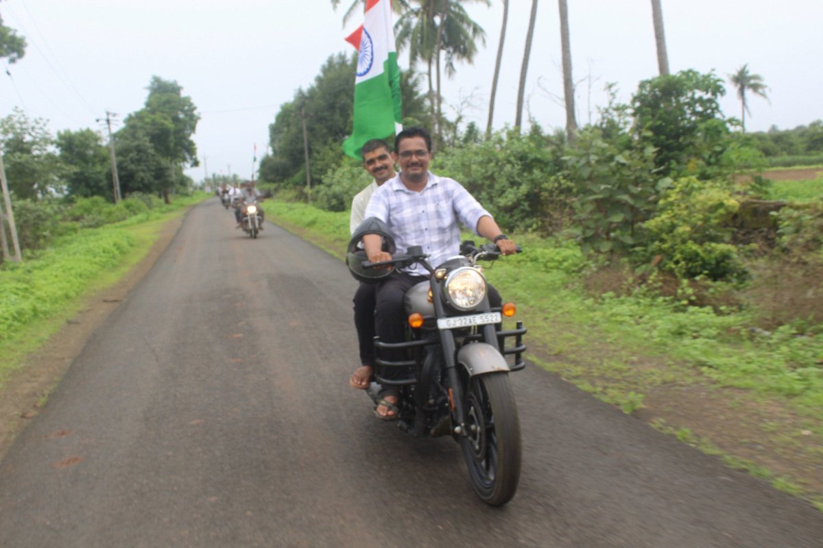 आज जमदग्नि आश्रम के महंत श्री हरिदास बापू(जिनके केवल  एक मत के लिए बानेज़ पोलिंग बूथ बनाया जाता है) की प्रेरक उपस्थिति में गीर सोमनाथ जिले के जामवाला गीर में तिरंगा यात्रा का आयोजन किया गया। जिसके अंतर्गत बाइक रैली जामवाला पंचायत घर से सुप्रसिद्ध गायत्री माता मंदिर तक निकाली गई।
