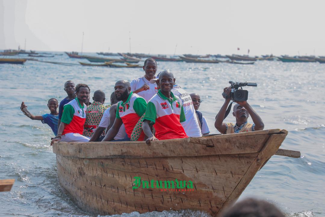IntumwaNews's tweet photo. #Burundi Les Bagumyabanga de la diaspora offrent un don de matériel et équipement de pêche d'une valeur de 43 millions de FBu, à la coopérative #Twiyungunganye de Mayengo en commune de Rumonge

LIRE: 👉https://t.co/pIXqPV0JYF https://t.co/iH2MU6GczX