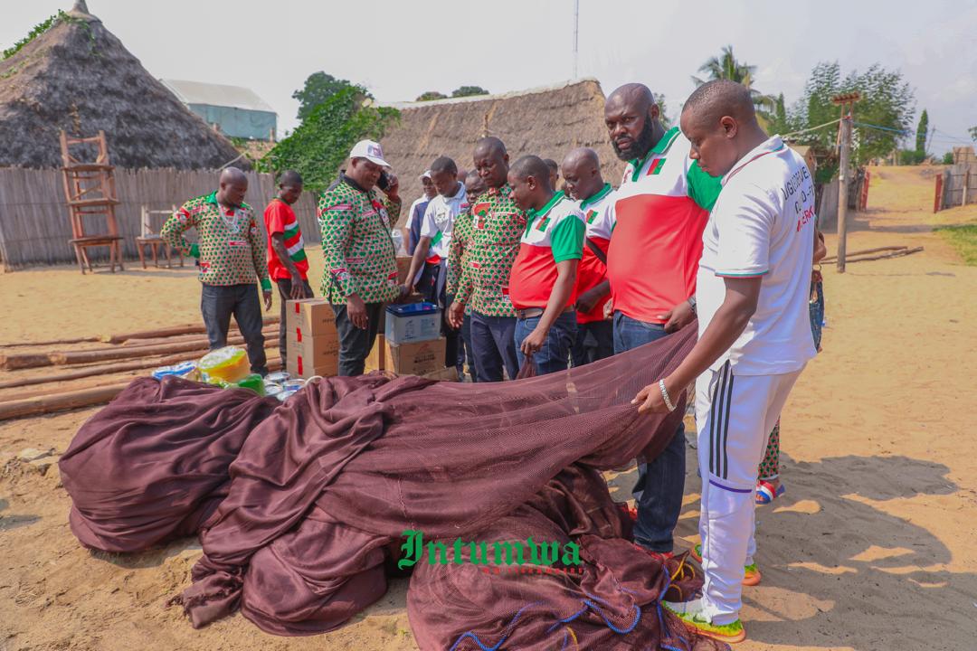 IntumwaNews's tweet photo. #Burundi Les Bagumyabanga de la diaspora offrent un don de matériel et équipement de pêche d'une valeur de 43 millions de FBu, à la coopérative #Twiyungunganye de Mayengo en commune de Rumonge

LIRE: 👉https://t.co/pIXqPV0JYF https://t.co/iH2MU6GczX