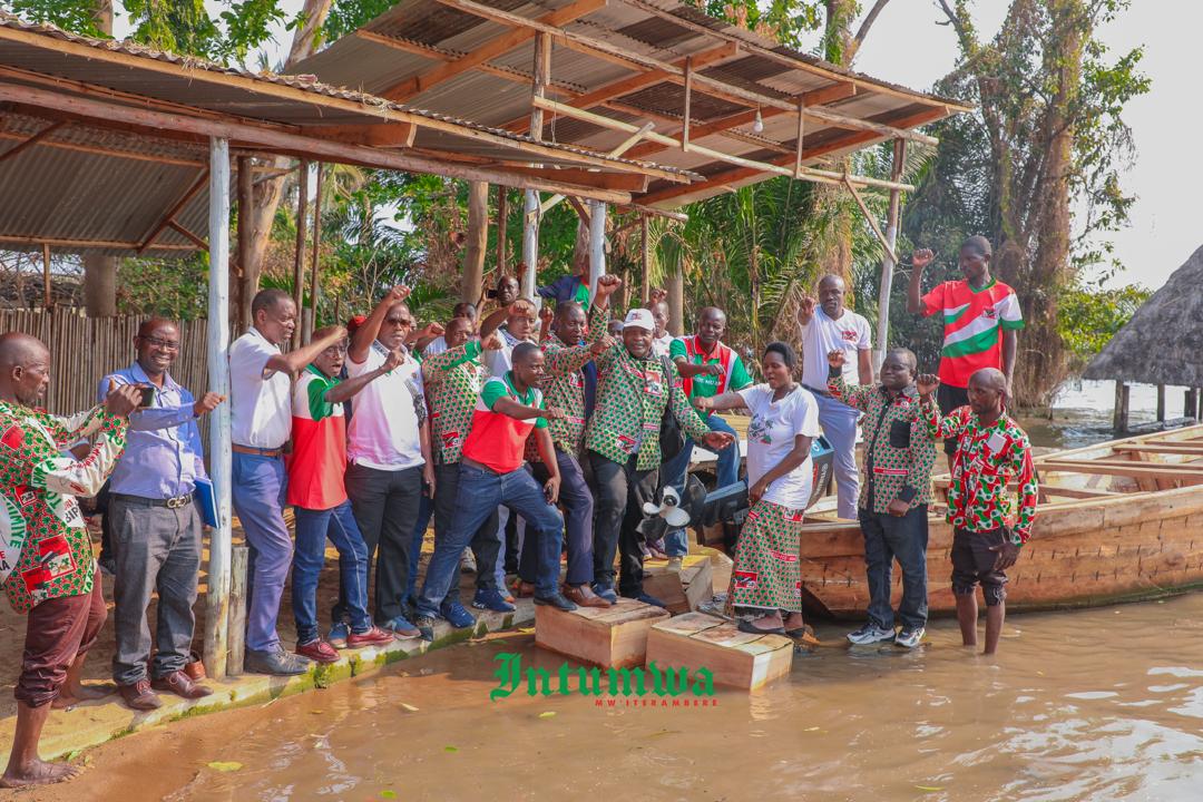 IntumwaNews's tweet photo. #Burundi Les Bagumyabanga de la diaspora offrent un don de matériel et équipement de pêche d'une valeur de 43 millions de FBu, à la coopérative #Twiyungunganye de Mayengo en commune de Rumonge

LIRE: 👉https://t.co/pIXqPV0JYF https://t.co/iH2MU6GczX