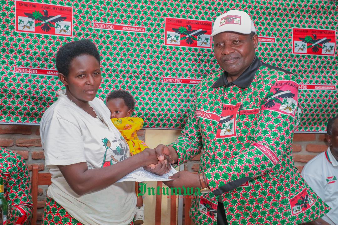 IntumwaNews's tweet photo. #Burundi Les Bagumyabanga de la diaspora offrent un don de matériel et équipement de pêche d'une valeur de 43 millions de FBu, à la coopérative #Twiyungunganye de Mayengo en commune de Rumonge

LIRE: 👉https://t.co/pIXqPV0JYF https://t.co/iH2MU6GczX