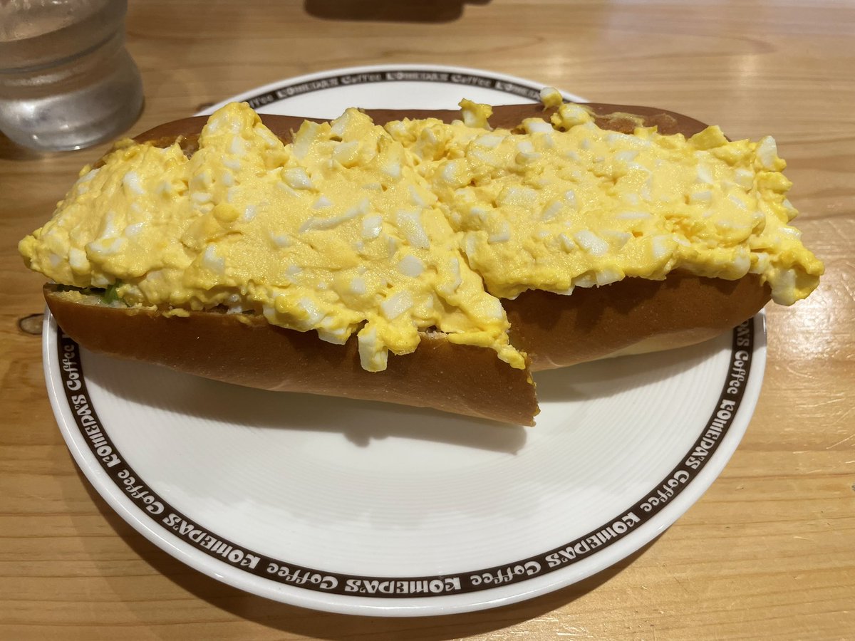 休憩にコメダ来たけどたまごサンドがバカでかい笑