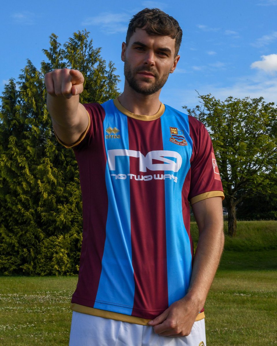 hoopert73's tweet photo. @NonLeagueShop @notwoways @FarnhamTownFC @Callux You will like the home kit with the gold trim (as a nod to the title win) just as much. https://t.co/YdfW5HvWDc