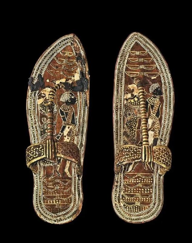 SunfactsTv's tweet photo. A pair of 3,300 year old sandals found in the tomb of Egyptian pharaoh Tutankhamen. Over 80 pairs of sandals were found in the tomb of King Tut. The tomb discovered in 1922 in The Valley of Kings in Egypt. 
#Egypt https://t.co/a4CZofJHHu