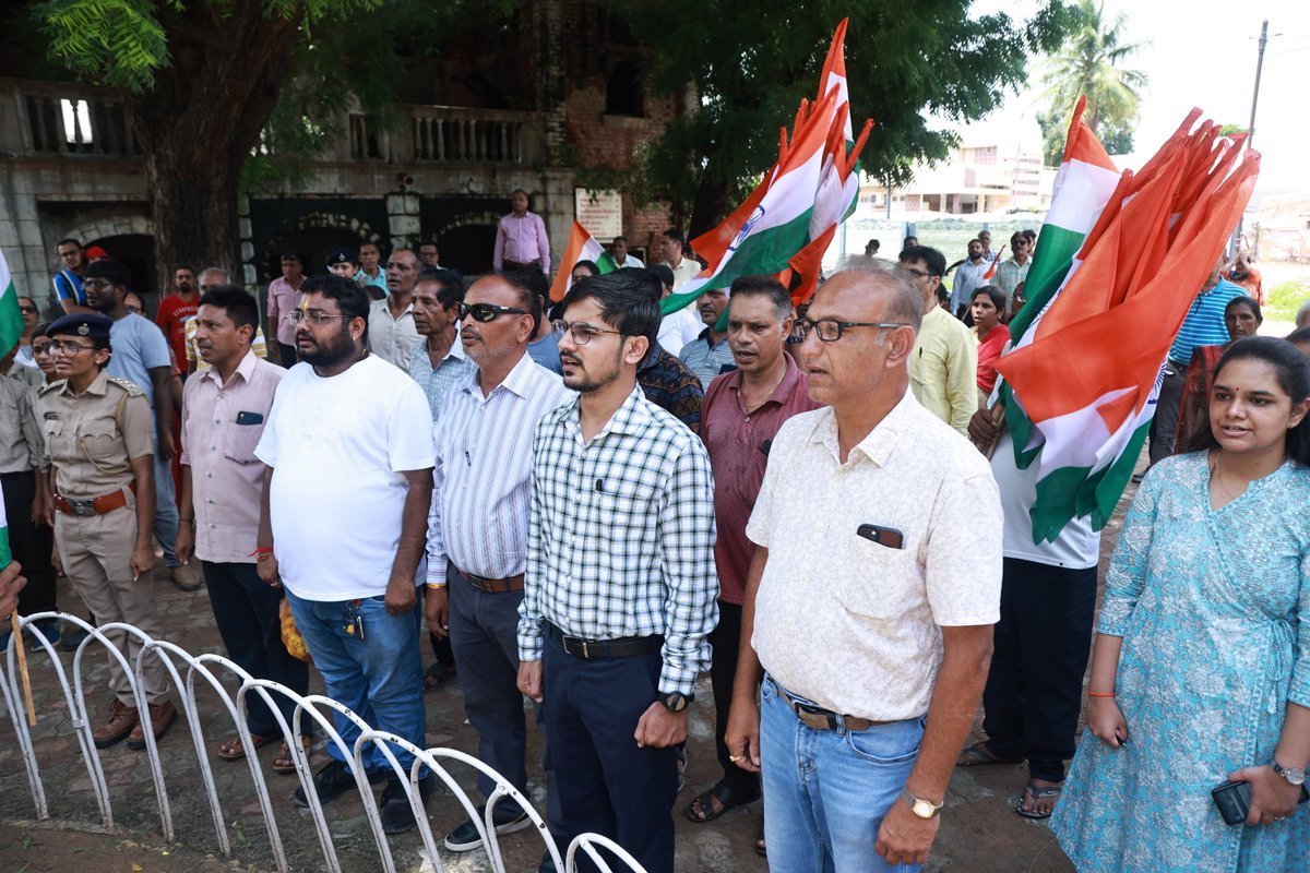 BhadranGP9's tweet photo. આજ રોજ ભાદરણ ગામે હર ઘર તિરંગા અભિયાન અંતર્ગત ગ્રામ પંચાયત કચેરી દ્વારા ચૂંટાયેલ પદાધિકારી શ્રી અને કર્મચારી શ્રી ઓ ની ઉપસ્થિતિ માં તિરંગા યાત્રા નું આયોજન કરવામાં આવ્યું. ગ્રામ જનો એ ઉત્સાહ ભેર ભાગ લીધેલા ની ઝલક ..
@CMOGuj 
@CollectorAnd 
@DDO_Anand 
@Dhavalsinh811 
@BorsadTdo https://t.co/tB7ZQEXEKi