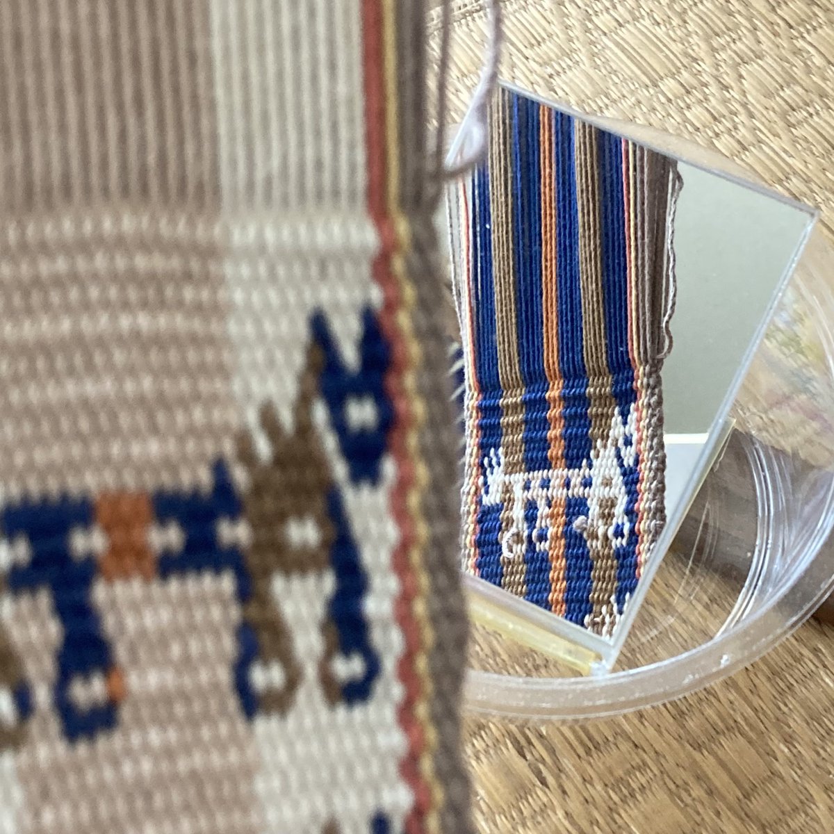 YasuKosode's tweet photo. 毛玉で引っかかる糸を外しつつ、2つ目の模様を織れた。今度は鏡を置いて裏もチェックしながら進めたから出来た。色の反転が面白い。
#両面織り #腰機織り
#backstrapweaving https://t.co/LDr7rHNul6