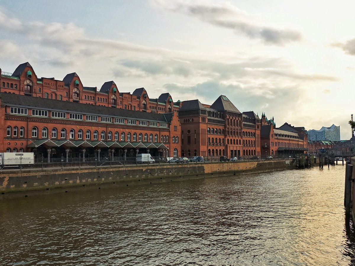 vivelavidaroca's tweet photo. 🌟 Descubre #Hamburgo: 7 Lugares que Tienes que Visitar 🌟

¿Planeas una escapada? Hamburgo te espera. 🏙️✨ Desde el majestuoso Ayuntamiento hasta la vibrante Speicherstadt. 🌊🎶

¿Qué lugar te gustaría visitar primero? 👇❤️

https://t.co/ALLCz8Z0Bp https://t.co/uzdUhWclIe