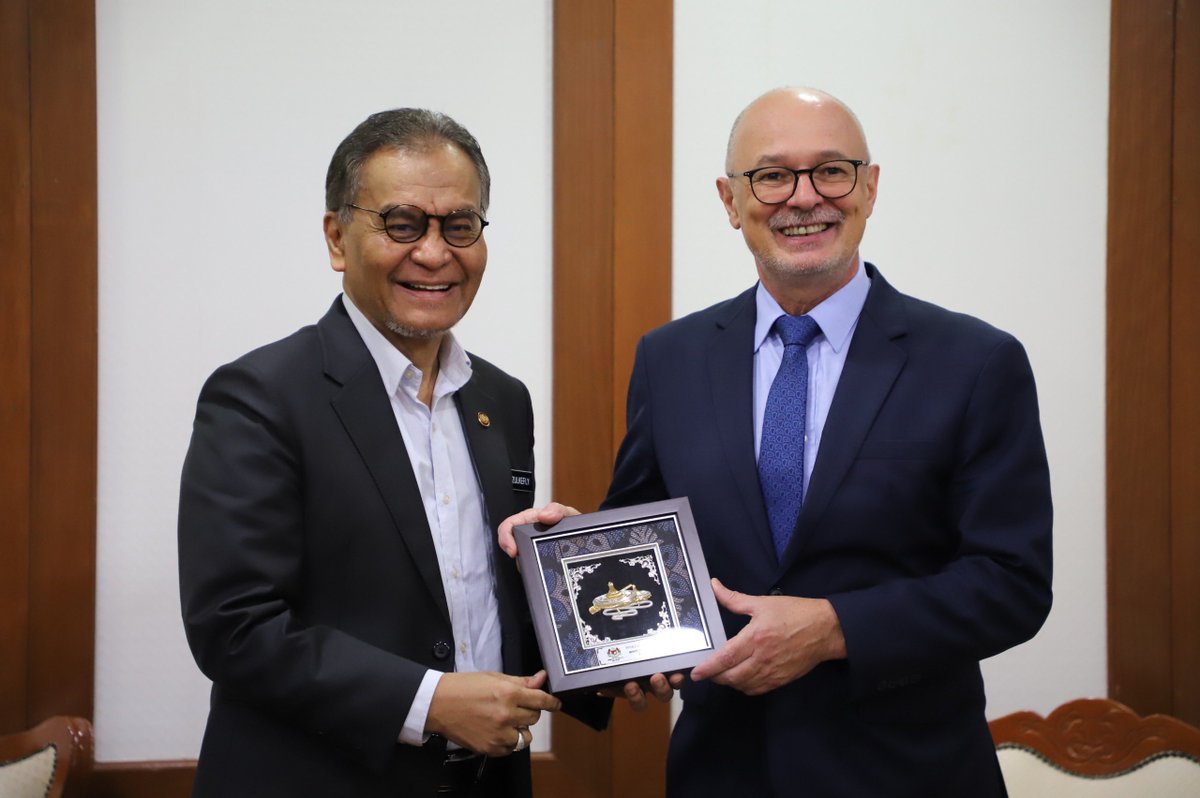 KKMPutrajaya's tweet photo. KUNJUNGAN HORMAT KE ATAS YB DATUK SERI DR. DZULKEFLY AHMAD, MENTERI KESIHATAN MALAYSIA OLEH TYT PETER VAN ACKER, DUTA BESAR BELGIUM KE MALAYSIA

YB Datuk Seri Dr. Dzulkefly Ahmad, Menteri Kesihatan   telah menerima kunjungan hormat daripada TYT Peter Van Acker, Duta Besar Belgium ke Malaysia di Ibu Pejabat Kementerian Kesihatan Malaysia, Putrajaya hari ini. Sesi kunjungan hormat berkenaan bertujuan membincangkan potensi kerjasama dua hala antara kedua-dua buah negara terutamanya dalam diplomasi kesihatan.

Semasa sesi kunjungan hormat tersebut, YB Datuk Seri Dr. Dzulkefly Ahmad dan TYT Peter Van Acker telah bertukar pendapat mengenai sistem kesihatan di kedua-dua negara. Selain itu, kunjungan hormat tersebut juga telah membincangkan mengenai cadangan kerjasama dalam pelbagai bidang kesihatan melibatkan pengurusan sisa perubatan di fasiliti kesihatan, industri farmaseutikal dan kesihatan awam. 

Kedua-dua pihak turut menyentuh mengenai peranan Malaysia yang akan mengambil alih kepengerusian ASEAN pada tahun 2025, terutamanya dalam sektor kesihatan. 

Sesi kunjungan hormat ini turut dihadiri oleh pegawai-pegawai kanan Kementerian Kesihatan Malaysia dan pegawai-pegawai dari Kedutaan Besar Belgium di Malaysia.