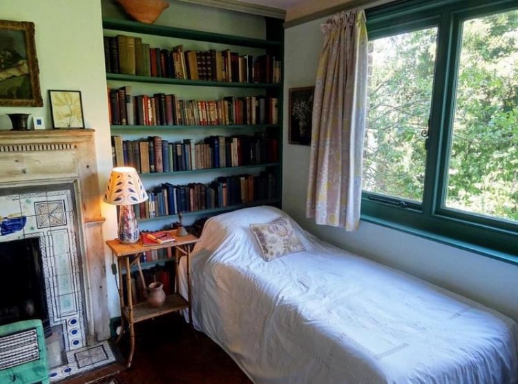 Chambre de Virginia Woolf, Château de Sissinghurst dans le Kent.
#Woolf #litterature #lecture #livre <a href="/VirginiaWoolfGB/">Virginia Woolf Society GB</a>