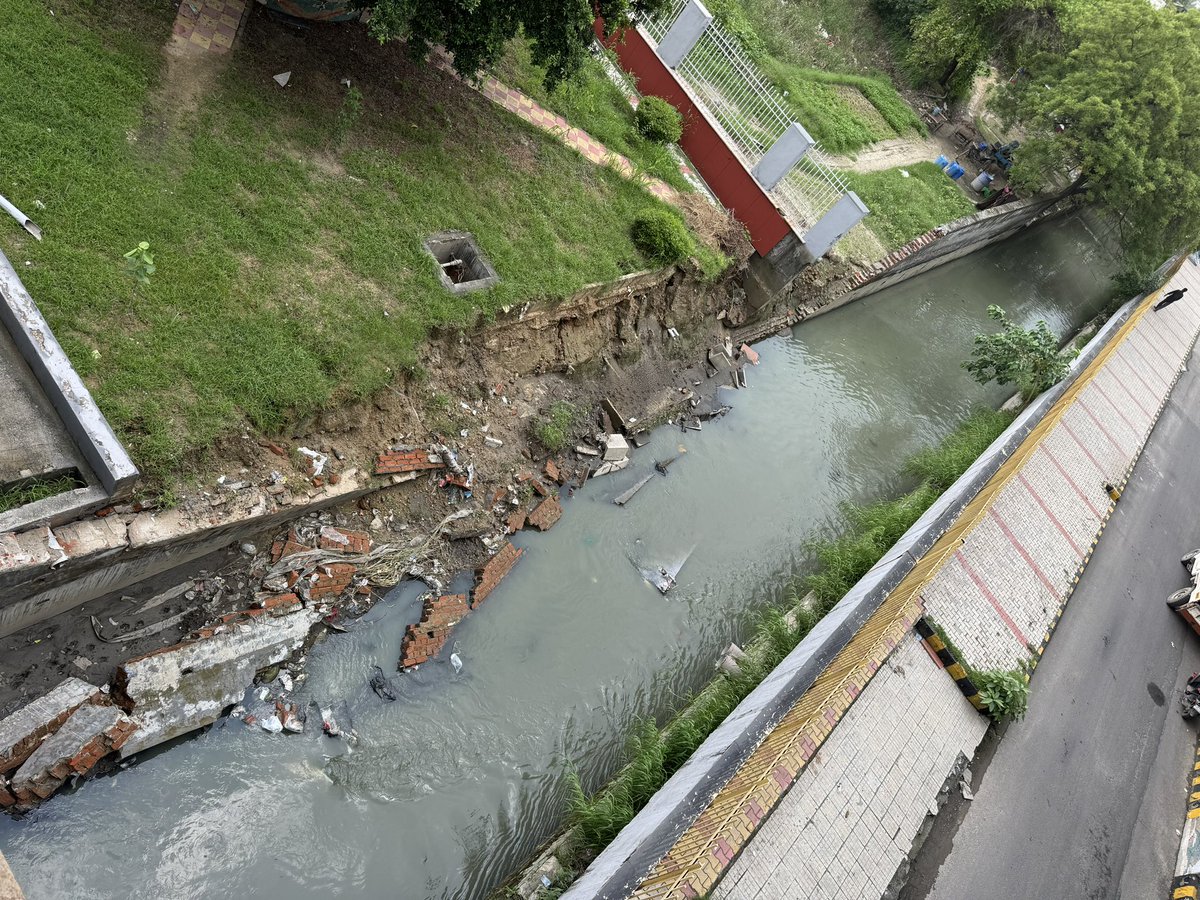 TheJagrukSamaj's tweet photo. नालों की समय से सफ़ाई के साथ समय से मरम्मत पर भी ध्यान दें @noida_authority !!
समय रहते मरम्मत होती तो नहीं गिरती ये मेट्रो 61 के नीचे बह रहे बड़े नाले की दीवार?
यही बात उन बिल्डिंग/सोसायटी पर भी लागू है जो लंबे समय से अनदेखी के चलते जर्जर हो चुकी है!
@CeoNoida @ChiefSecy_UP https://t.co/1kDHaLaD9d
