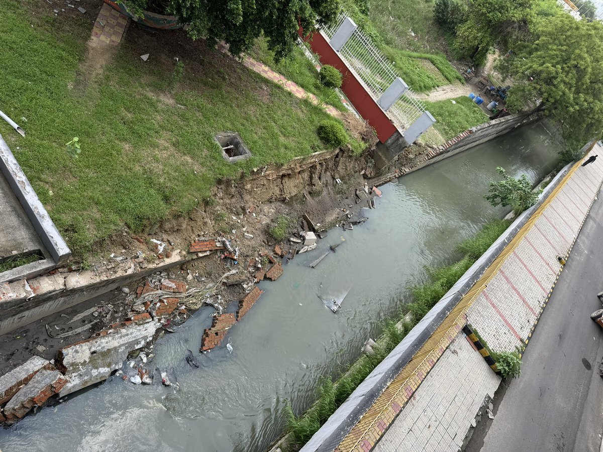 TheJagrukSamaj's tweet photo. नालों की समय से सफ़ाई के साथ समय से मरम्मत पर भी ध्यान दें @noida_authority !!
समय रहते मरम्मत होती तो नहीं गिरती ये मेट्रो 61 के नीचे बह रहे बड़े नाले की दीवार?
यही बात उन बिल्डिंग/सोसायटी पर भी लागू है जो लंबे समय से अनदेखी के चलते जर्जर हो चुकी है!
@CeoNoida @ChiefSecy_UP https://t.co/1kDHaLaD9d