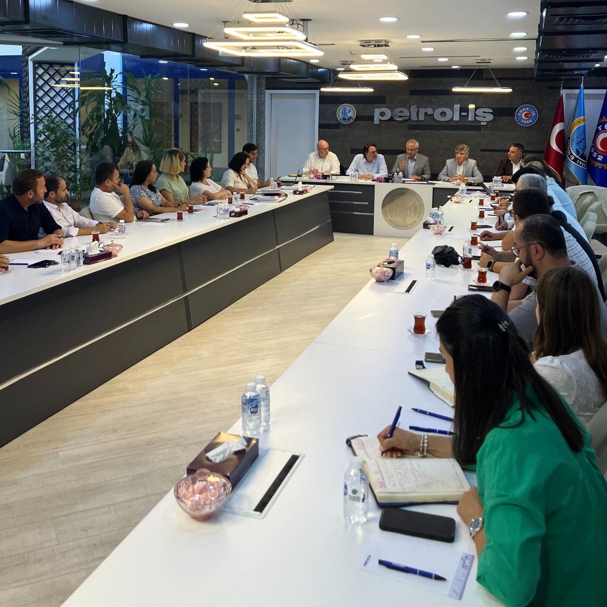 IGBCE (@igbce) on Twitter photo Erster Tag unserer IGBCE-Delegation in Istanbul:
<a href="/m_vassiliadis/">Michael Vassiliadis</a> und <a href="/alexbercht/">Alexander Bercht</a> sprechen mit dem Vorstand und Gewerkschaftaftern aus den Betrieben von Petrol-Is, einer der größten Industriegewerkschaften der Türkei. Erster Tag unserer IGBCE-Delegation in Istanbul:
<a href="/m_vassiliadis/">Michael Vassiliadis</a> und <a href="/alexbercht/">Alexander Bercht</a> sprechen mit dem Vorstand und Gewerkschaftaftern aus den Betrieben von Petrol-Is, einer der größten Industriegewerkschaften der Türkei.