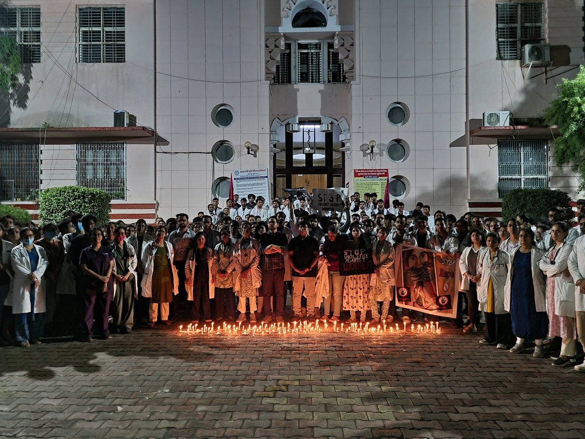 DixitKanch88142's tweet photo. Candle march held at MGM MEDICAL COLLEGE INDORE in protest for the horror happened in RG KAR medical college Kolkata
#BengalHorror #mamtabanerjee
#NarendraModi #inccongress
#suvendraadhikari #rahulgandhi
#bjpindia https://t.co/nUHZmJrH0v