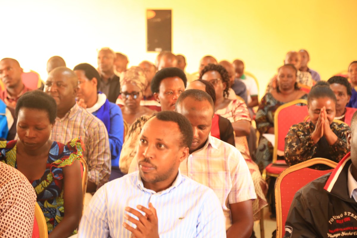 MwalimuSacco's tweet photo. @GisagaraDistr @HABINEZAJEANPA4 @L_Uwambaje @RwandaSouth Madamu @L_Uwambaje yabasobanuriye serivisi zitandukanye zitangwa na @MwalimuSacco harimo serivisi zitandukanye zo kwizigama na serivisi z'inguzanyo, agaruka ku byiza byo kuba umunyamuryango w'Umwalimu SACCO aho uhabwa serivisi z'imari zigezweho kandi zihendutse.
#serviceawareness https://t.co/vPVg0g79dF