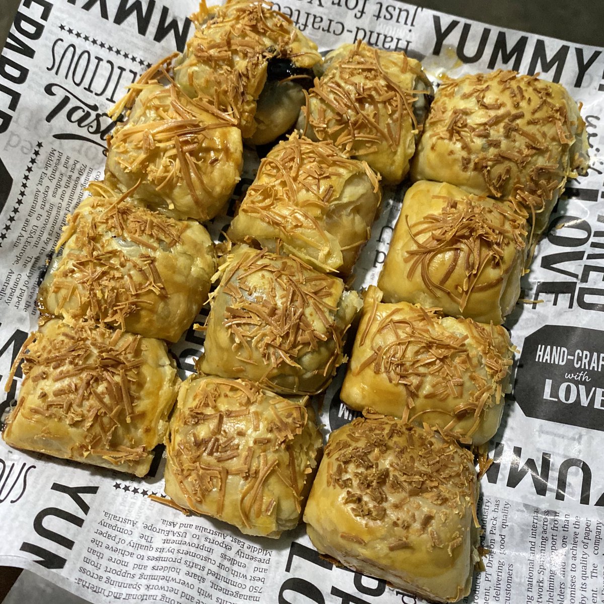 eskaiscookin's tweet photo. 8. Panaskan oven di suhu 200*C selama 10 menit lalu oven bolen di suhu yang sama selama 15-20 menit
9. VOILAAA!! Jadi dech https://t.co/wSHkfDROIh