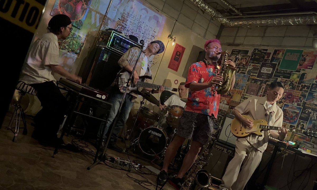 iwazaru_info's tweet photo. 【 LIVE Photo🙊】
2024/6/10 mon @ Hiyoshi Bar Transit🍸✨

- IWAZARU –
Motoharu (sax)
Tetsuya Hataya (key)
Tomoyasu Takeuchi (g)
Tanco (b)
Yukky (ds)

- DJ -
shintalow
#DJshintalow

Thank you all for coming!!
And thank you‼︎ #BarTransit

#IWAZARU 
#1stAlbum #Release20240816 https://t.co/vTtwKp3BWo