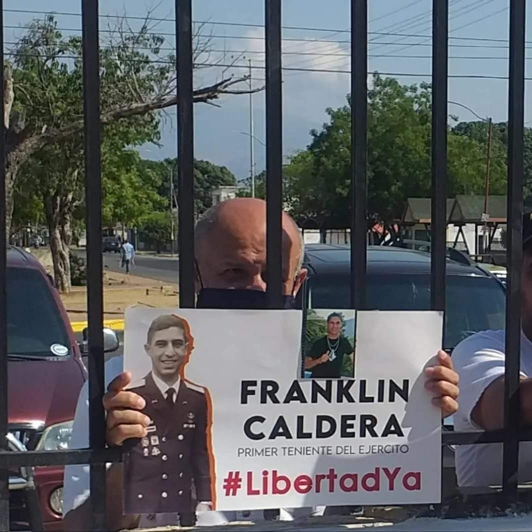 FranklinCalderC's tweet photo. Los Venezolanos debemos tener mucho coraje para lograr la LIBERTAD que tanto soñamos, no podemos seguir permitiendo más tratos crueles inhumano, es momento de ser LIBRES.
Mi amado hijo Franklin tiene 1270 días Privado de Libertad Injustamente.
No más!
#LibertadParaFranklinCaldera https://t.co/ePulLvO2OE