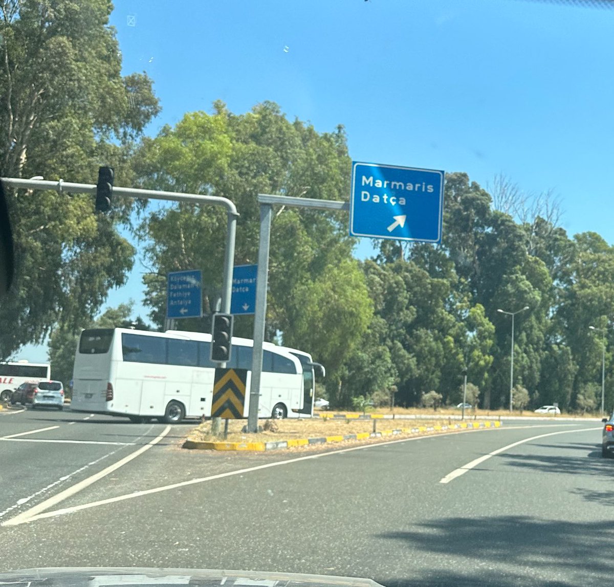 En sevdiğim YOL AYRIMI🎉🎉Hayat hep yol ayrımlarından ibaret değil midir ? Seçimlerimiz bizi biz yapar. Hep doğruyu seçtim diyemem ama hiç pişmanlığım olmadı. Keşke”m de ! Bir yaş daha aldım bugün . iyiki doğdum ben yahu 💫 Duygusallık tavan ,yaşlanıyorum ondandır 🤪❤️