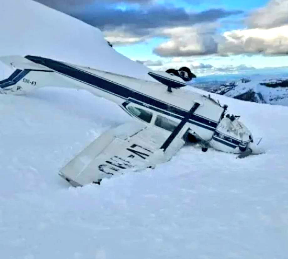 ivancp25's tweet photo. #AccidenteAéreo de #CessnaSkylane #C182 (LV-IHU). Cayó en el #CerroChapelco #SanMartínDeLosAndes #Neuquén #Argentina 🇦🇷. Salió desde el Aeropuerto #AviadorCarlosCampos. El piloto perdió el control sobre Cerro Chapelco. Rozó un pico y cayó sobre #Basaltos. 4 heridos. 07-08-24 https://t.co/4N7Ng0sw3O