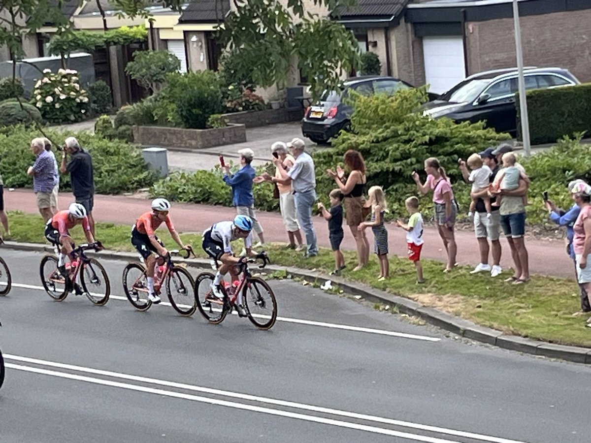 Tour de france femmes #Vlietlaan #Ridderkerk voorbij