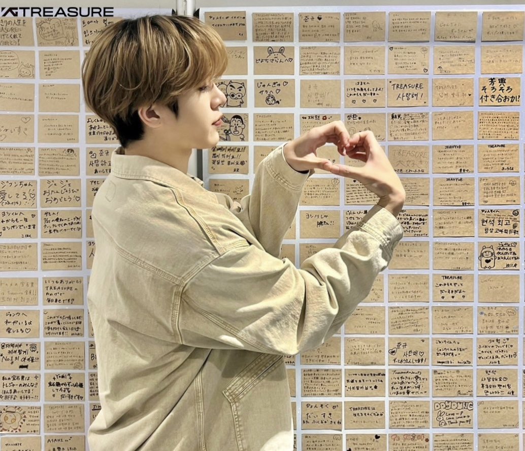 yg_treasure_jp's tweet photo. [☕️]#TREASURE_INFO

「愛のメッセージポスト」企画📪
 in 有明アリーナ公演

ハートポーズをする
#ジョンファン の姿をパシャリ📸🫶

#トゥメ の皆さんが書いてくれた
愛のメッセージをサプライズで
メンバー楽屋エリアに設置しました！

たくさんのメッセージ
ありがとうございました❣️

#TREASURE #YG