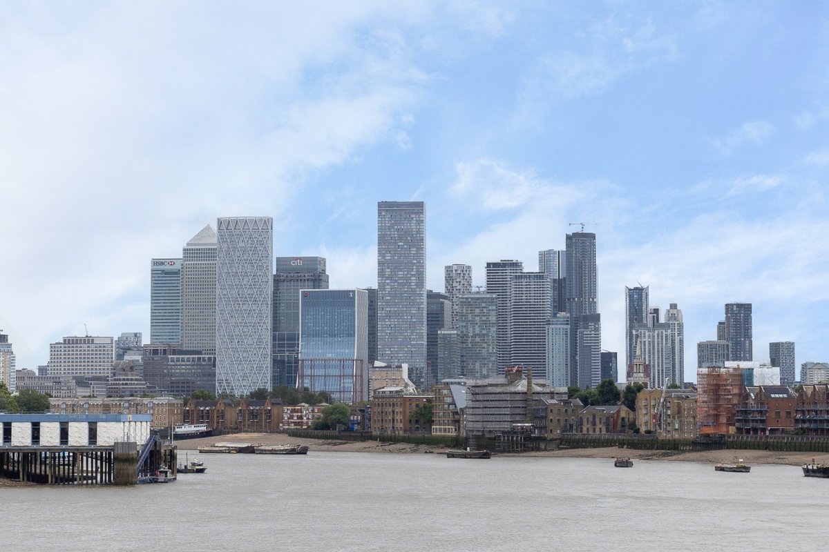 CourageYard's tweet photo. Introducing Our Home of the Month for August 🏡

With unobstructed views of the river, #TowerBridge, and #CanaryWharf, this apartment is perfect for those who appreciate airy, open spaces and breath-taking scenery.

For more information, contact Cluttons today. https://t.co/Sq67rbCixR