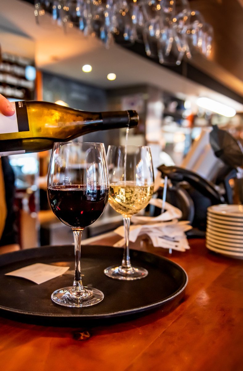 Wallace_Asti's tweet image. Tuesday deal 🇮🇹 €27 for a large pizza and quality bottle of Italian wine 🍷 
#dublincity #Dublinone