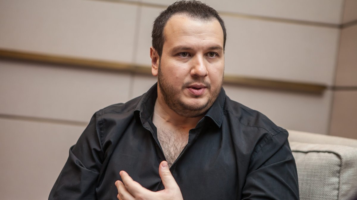 Şahan Gökbakar: 

“10-15 yıla Suriyeli ya da Afgan belediye başkanları görünce aklı başına gelecek bu halkın.

Atatürk ve silah arkadaşlarının, yüzbinlerce şehidin kanlarıyla kurtardığı bu güzelim topraklara sığınmacı diye, Arap ve Afganların doldurmasını aklım almıyor.”